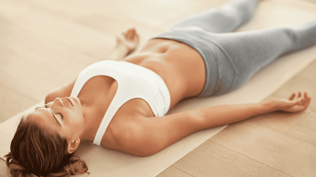 Un exercice de sophrologie et de respiration synchronisée allonger pour favoriser le sommeil
